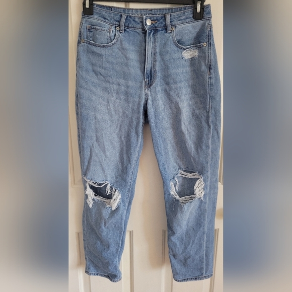 American Eagle Women's 90s Mom Jeans Distressed Size 6 Short - Picture 1 of 5